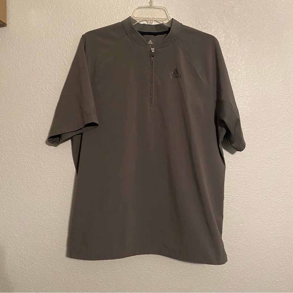 Adidas Jacket Men Small Gray Short
SleeveWindbreaker Shirt
In good condition